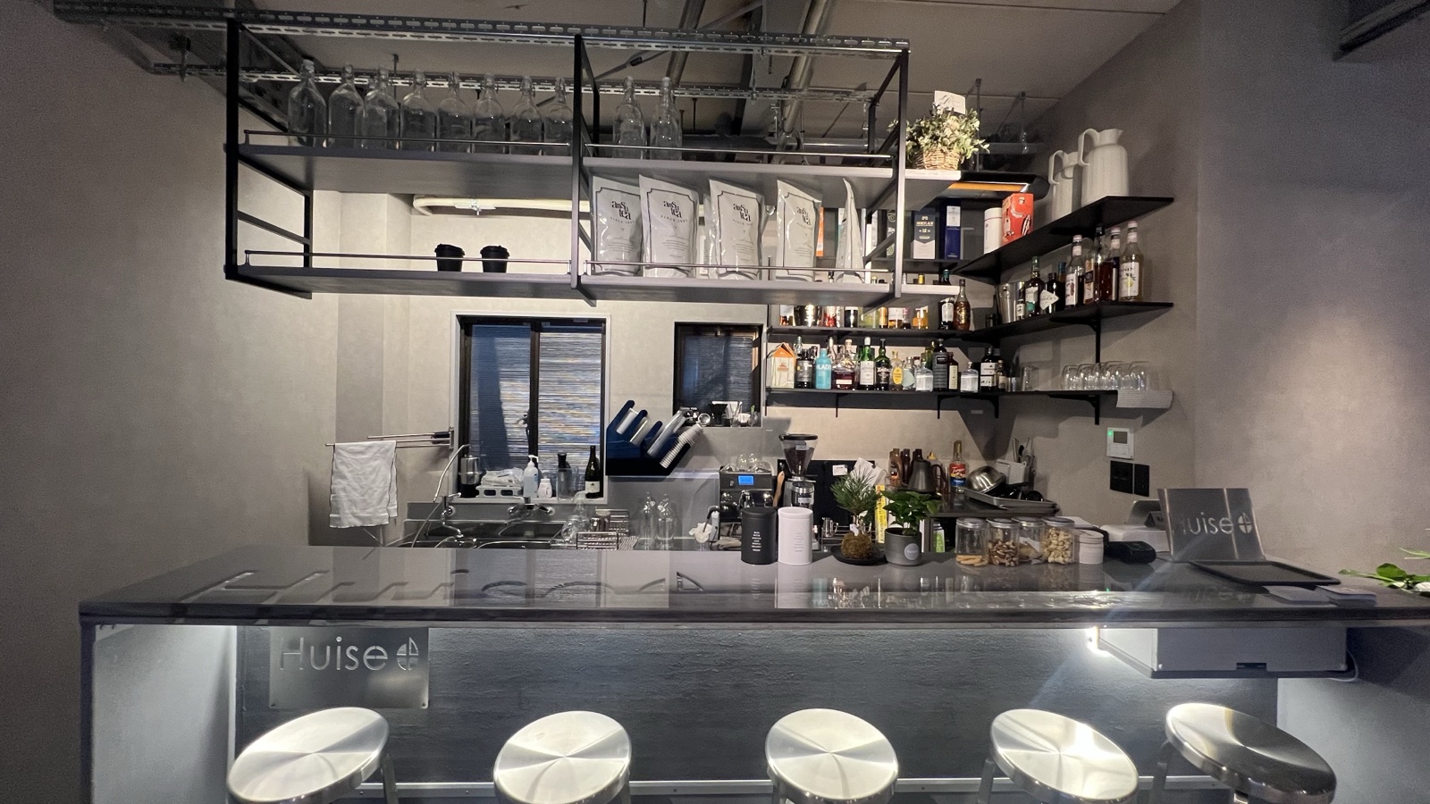 HUISE+の店内カウンター