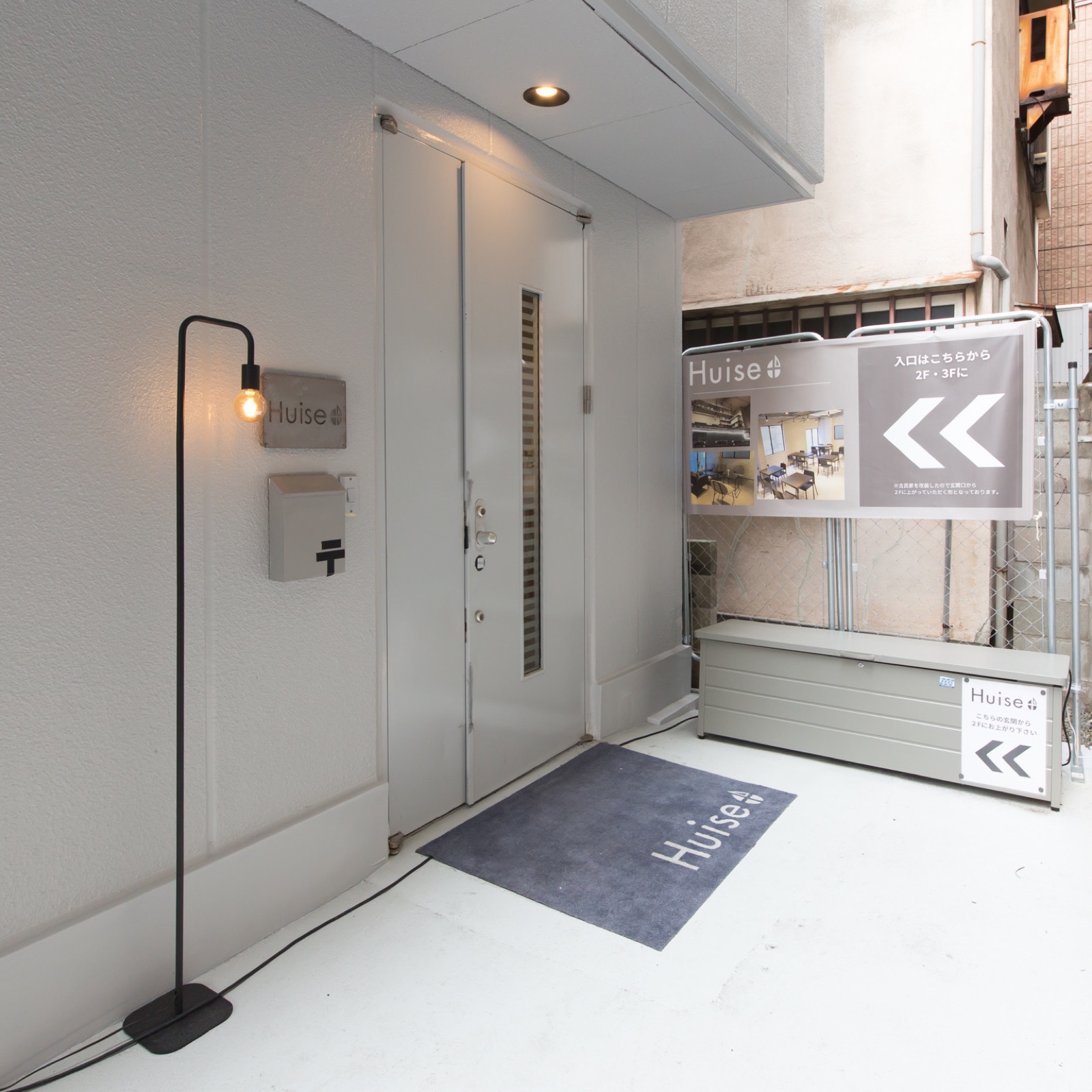 阪急岡本駅南口から徒歩1分 HUISE+の入口