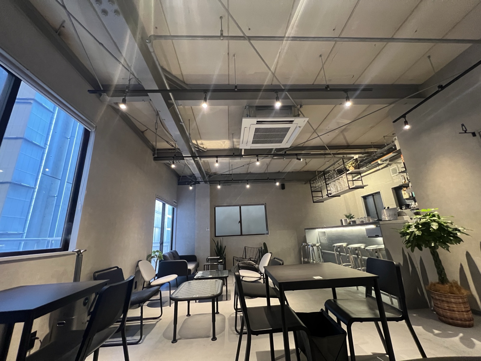 阪急岡本駅1分 HUISE+の2階フロア。昼飲み・女子会・二次会に